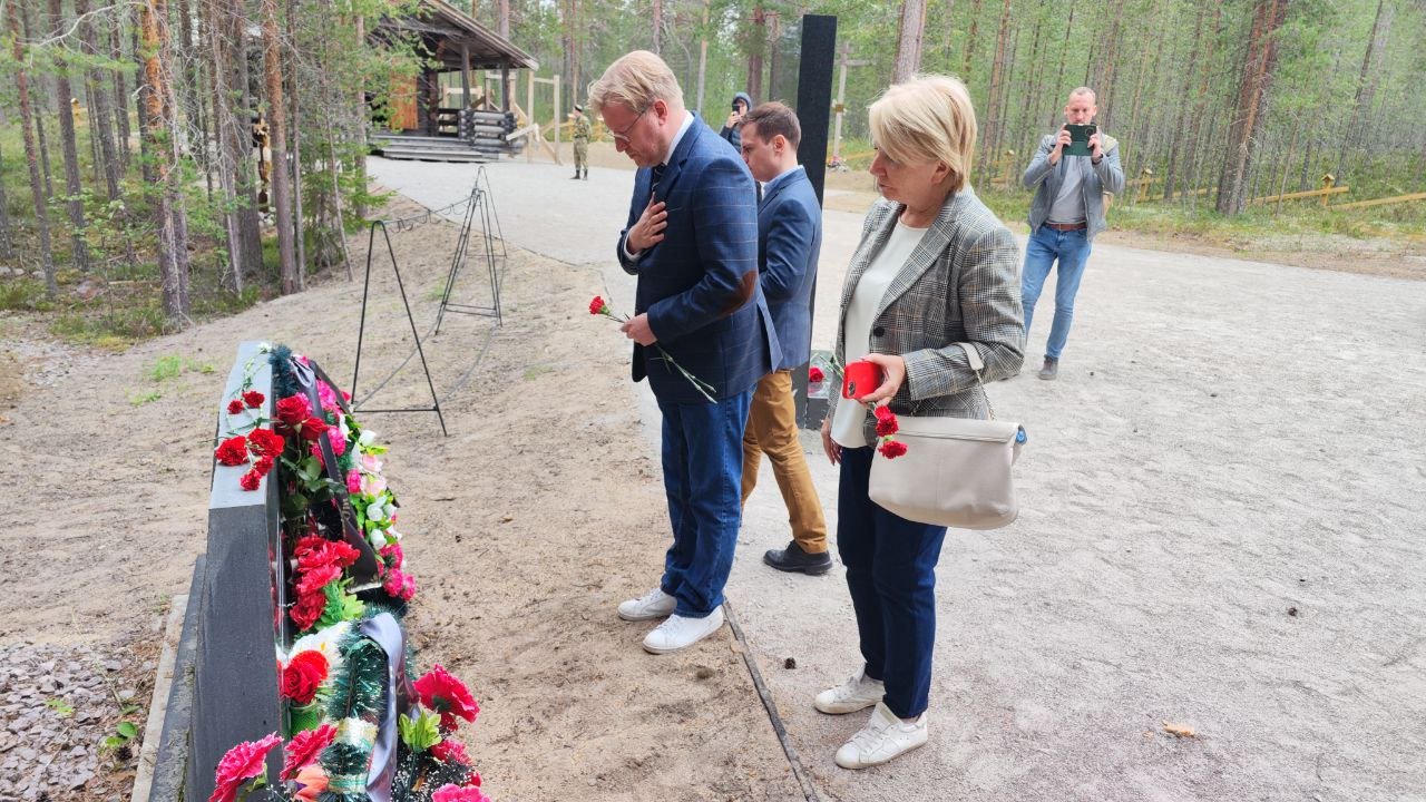 Николай Рыбаков и Эмилия Слабунова возлагают цветы