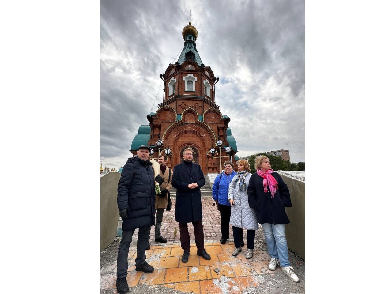 Часовня возле Свято-Никольского храма-памятника жертвам политрепрессий на правом берегу Енисея в Красноярске