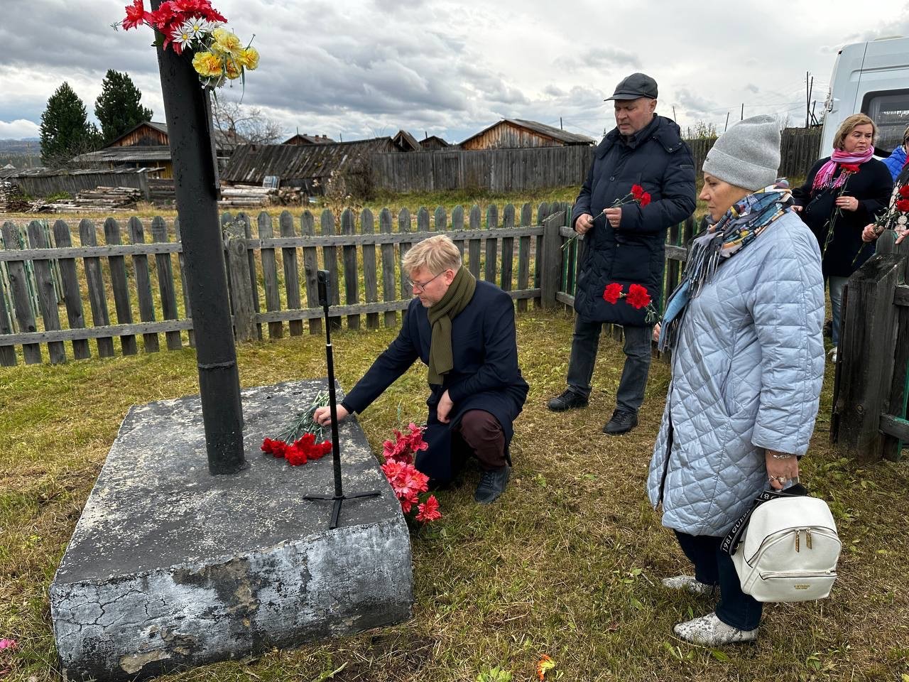 Николай Рыбаков возлагает цветы к мемориалу жертв политических репрессий на месте Тугачинского Краслага