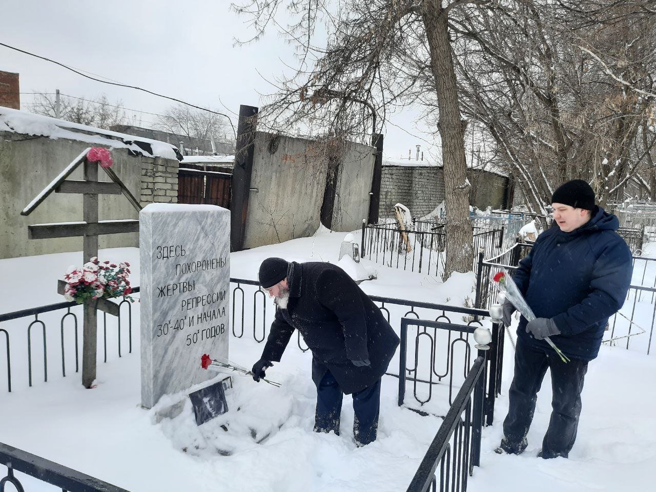 Саратовское «Яблоко» у могилы жертв политрепрессий на Воскресенском кладбище